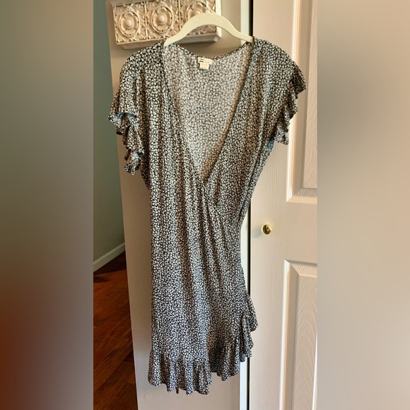 Billabong Black and White Flutter Sleeve Mini Dress - Picture 6 of 8